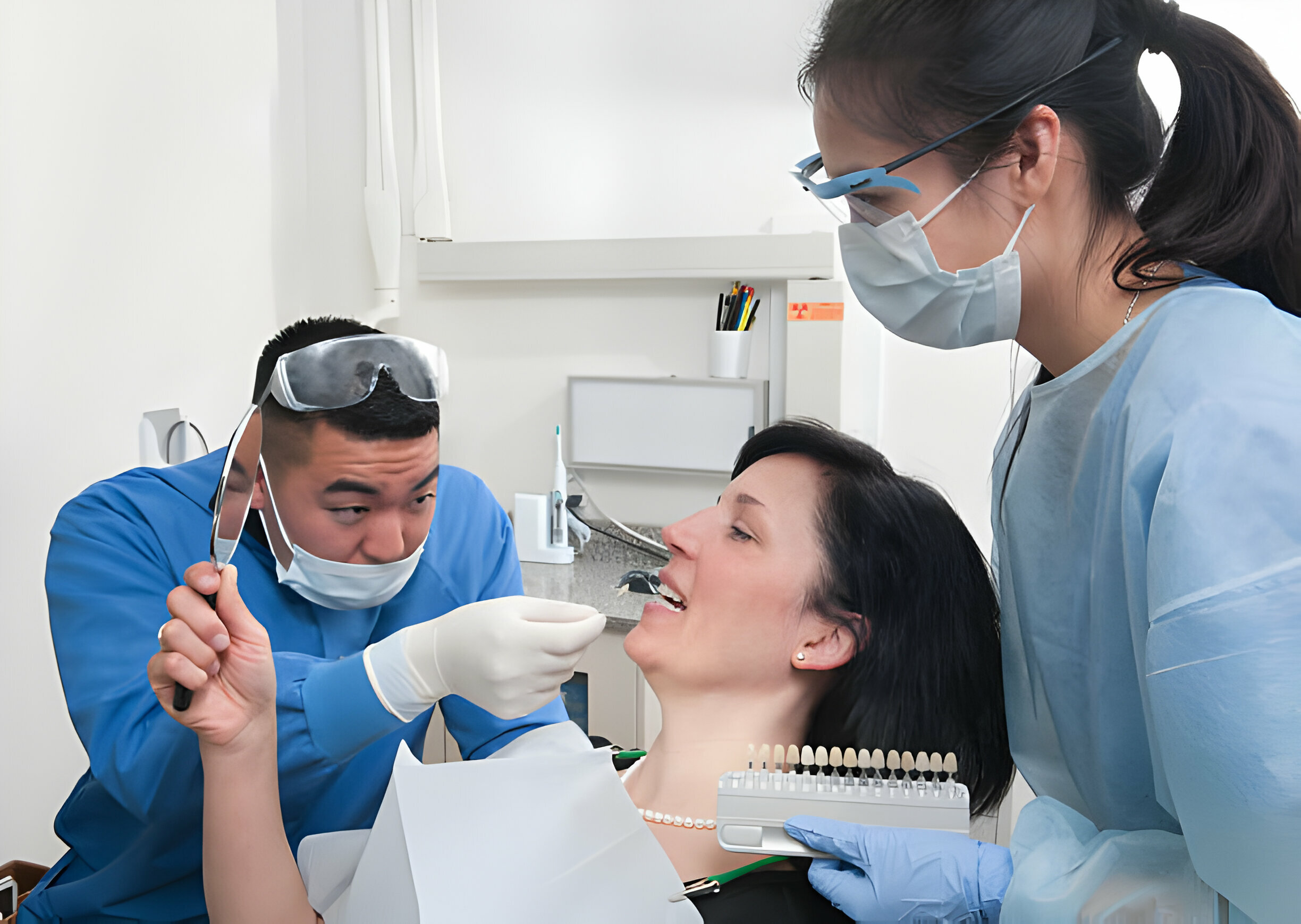 Why Porcelain Veneers Are the Go-To Choice for Smile Makeovers?_2